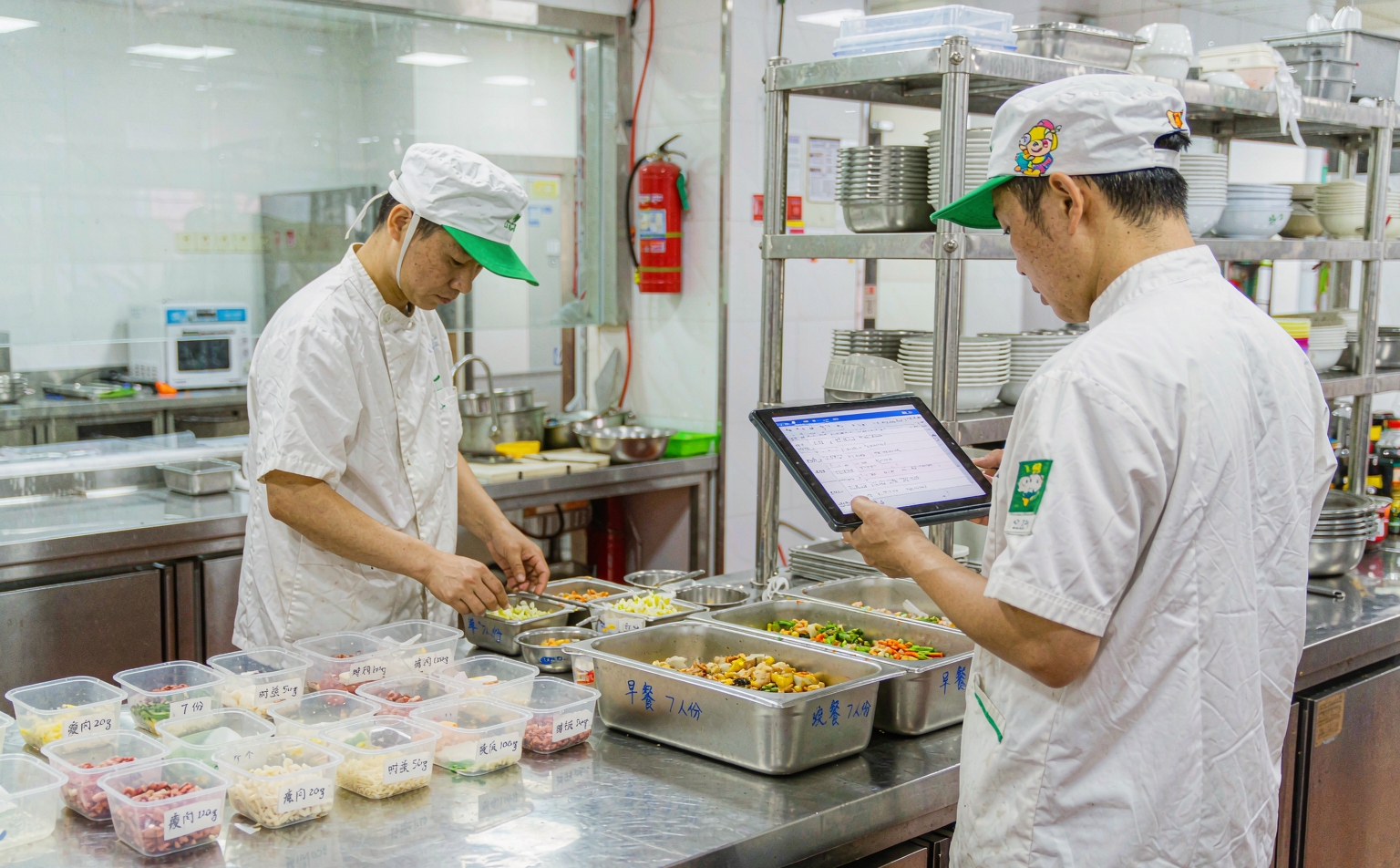 医院食堂后厨按电子备餐单精准备餐
